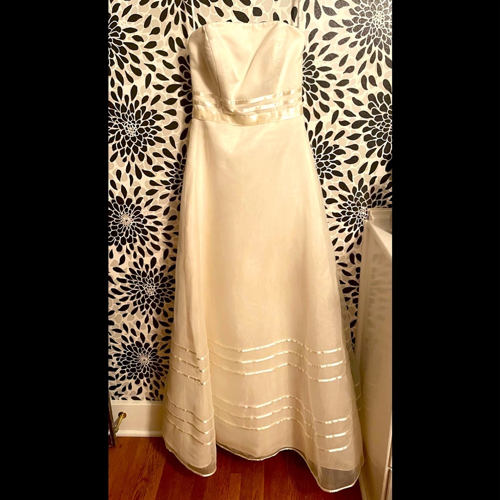 Stunning Strapless Gown in Off White Size 2